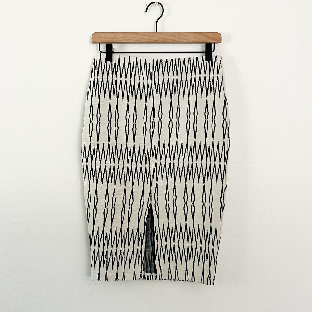 zara // geometric white and black pencil skirt M
